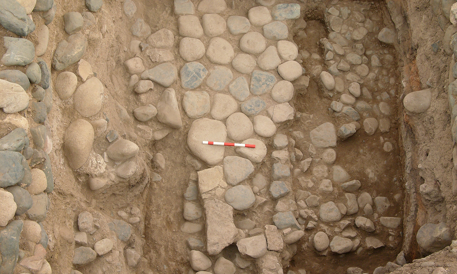 Αρχιτεκτονικά κατάλοιπα Μέσης Εποχής Χαλκού (περίπου 1.600 π.Χ.).