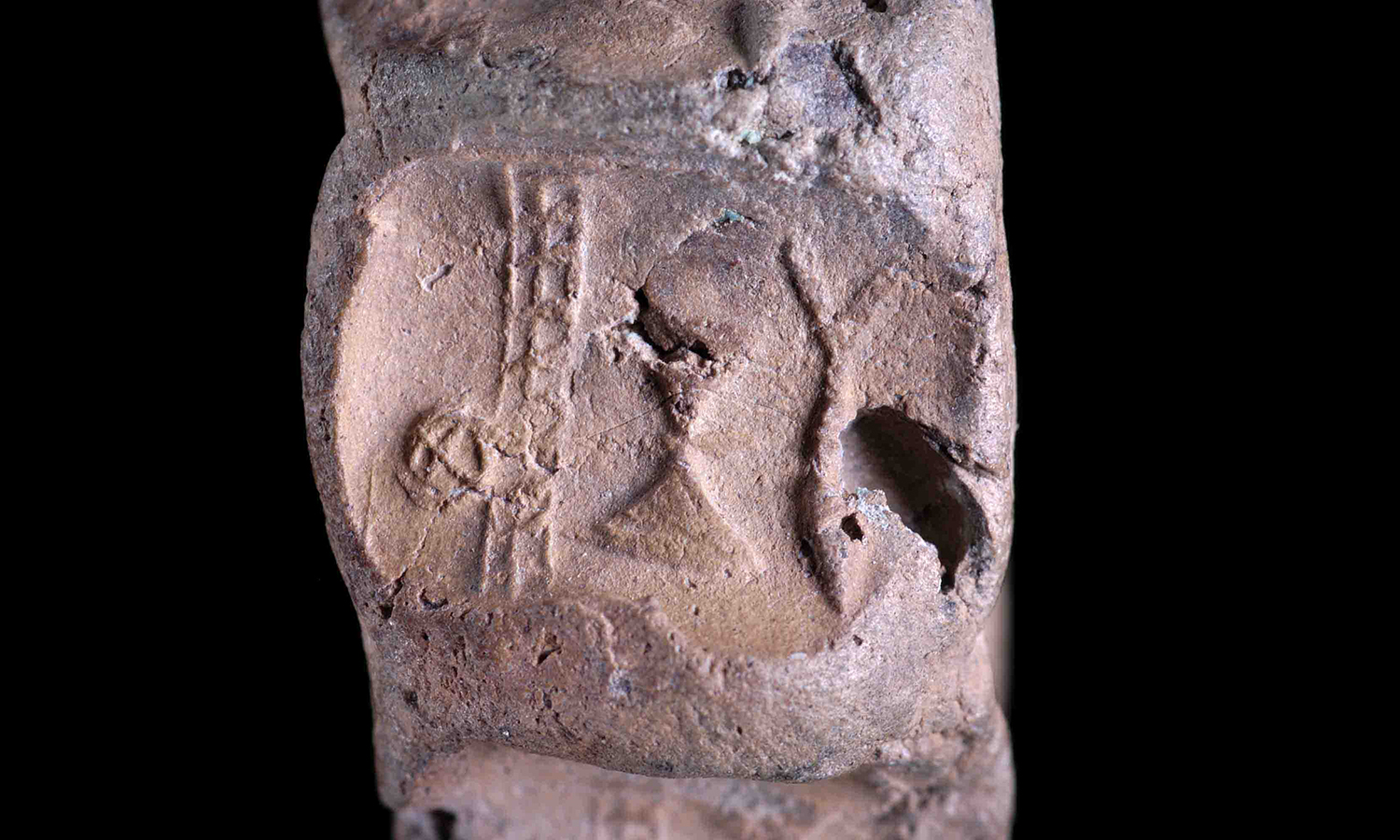 Μέση Εποχή Χαλκού  (19ος-18ος αι. π.Χ.) πήλινο διαχειριστικό έγγραφο που σχετίζεται με το Μινωικό ανάκτορο της Κνωσού.